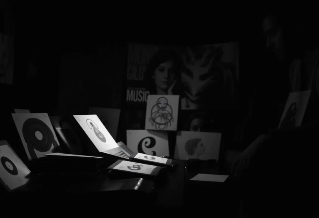 Black and white image symbolizing the creative process of an artist.